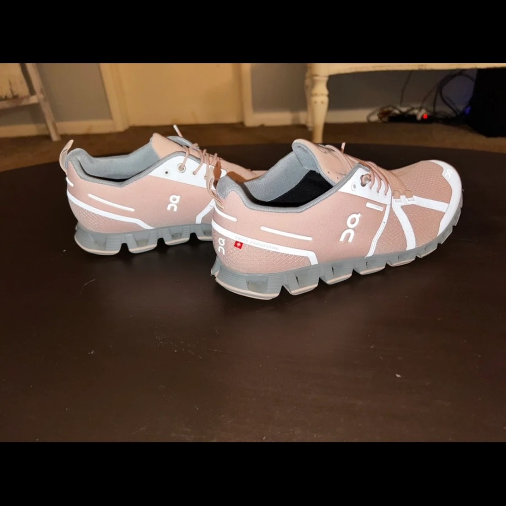 Rose Gold On Cloud Womens waterproof size 8!